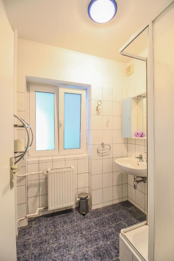 Economic 2Sb Apartment In Lively Area Vienna Exterior photo